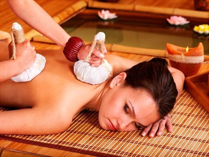 Holding an ice massage session